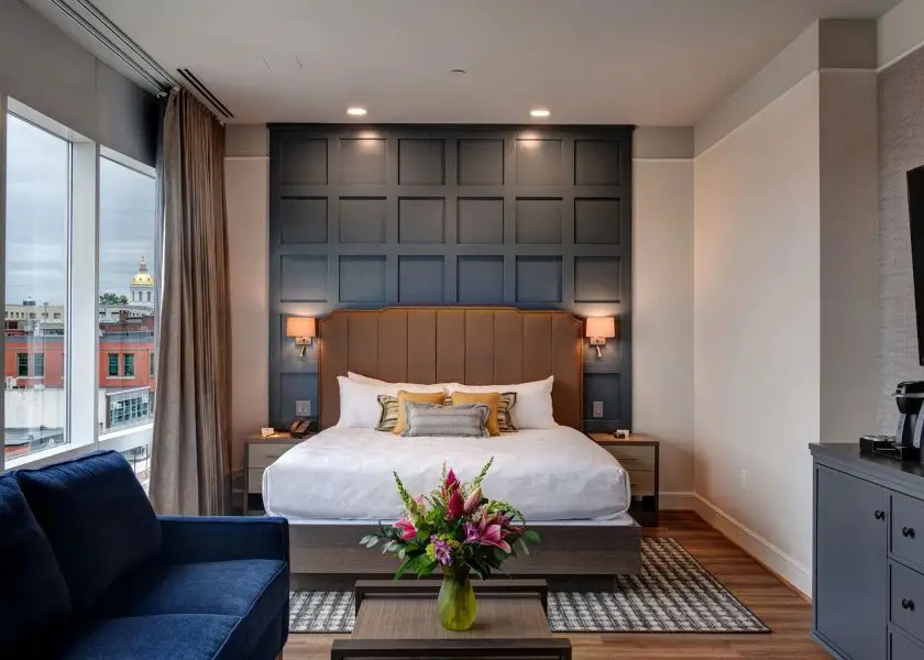 Kamar Hotel Mewah Warna Netral Elegan